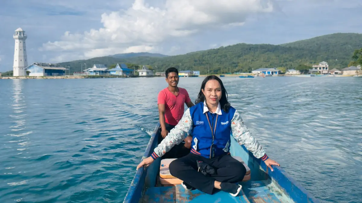 Hany Dwiningsih Ubro, Mantri BRI yang bertugas di Unit Elat, Kepulauan Kei Besar, Maluku Tenggara. (foto: BRI)