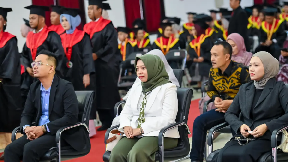 Ketua Perpenas Banyuwangi Yunita Iliana (tengah) bersama pengurus Perpenas lainnya turut hadir dalam acara wisuda. (Ramada Kusuma/Radar Banyuwangi)