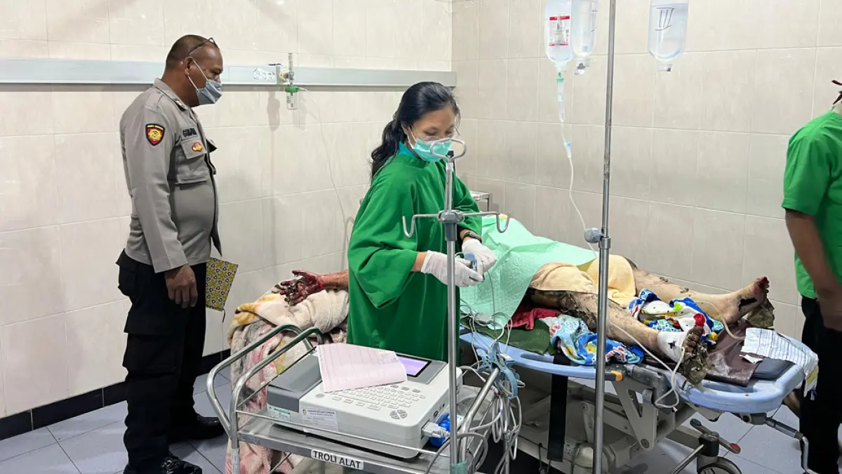MASUK RUANG ISOLASI: Petugas medis merawat luka bakar yang dialami korban maupun pelaku di RSUD Genteng. Korban Nur Hasanah mengalami luka bakar hingga 100 persen, sementara Sularni 85 persen. (Dwi Wijayanto for Radar Banyuwangi)