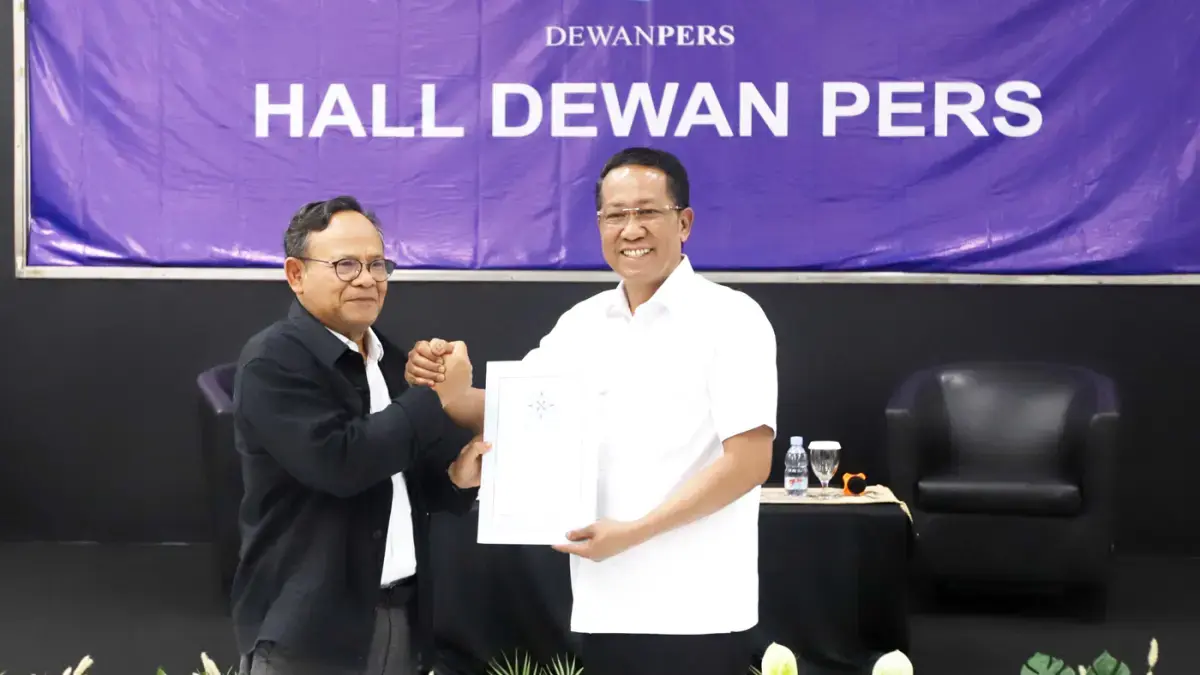 Menteri Hukum Supratman Andi Agtas menerima surat usulan revisi Undang-Undang Hak Cipta dari Ketua Dewan Pers Komaruddin Hidayat di Gedung Dewan Pers, Jakarta, Kamis (23/4/2026). (Dery Ridwansah/JawaPos.com)