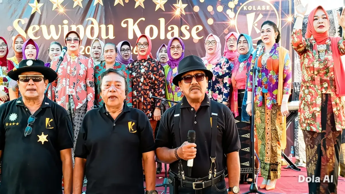 Pengurus Kolase dan pengurus KKI kompak menyanyikan umbul-umbul Blambangan pada acara sewindu Kolase, Sabtu (25/4/2026). (Toha/Radar Banyuwangi)