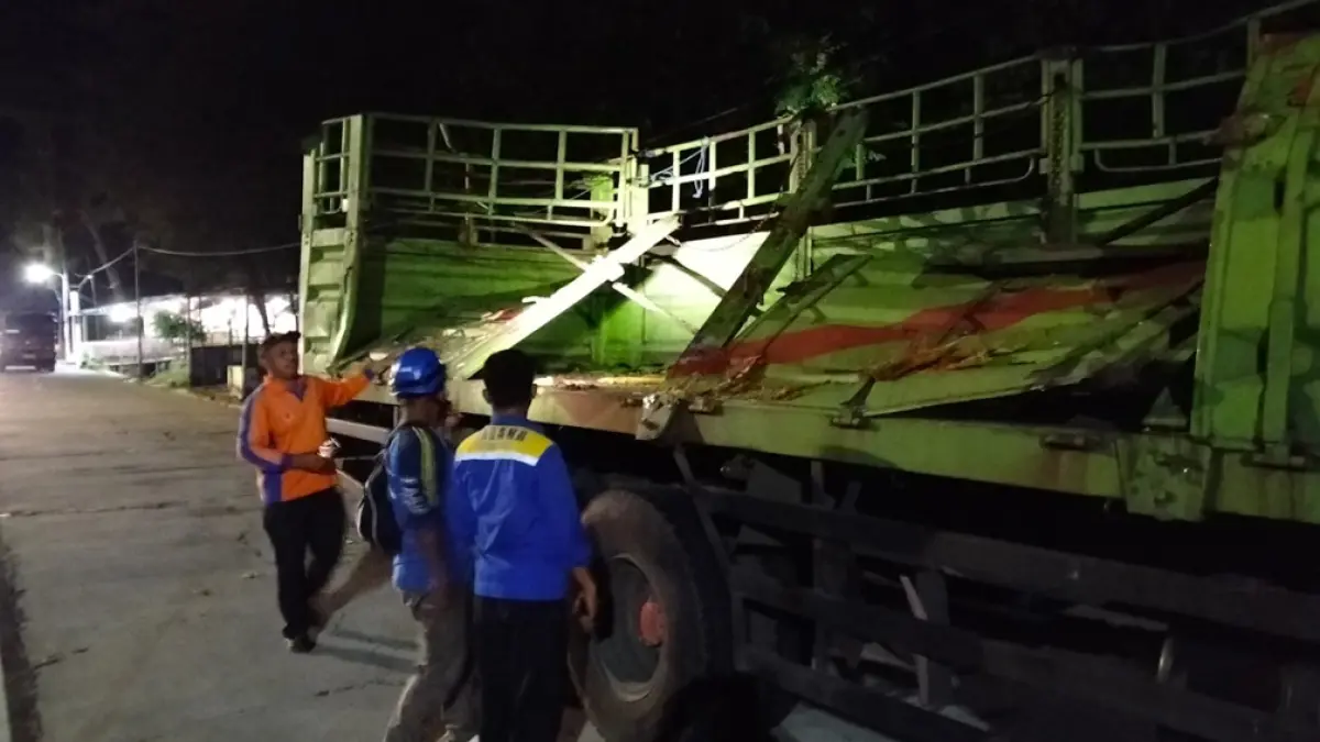 PENYOK: Kondisi truk bernopol L 8302 UUD yang dikemudikan Karmus Biyanto, 49, warga Medaeng, Sidoarjo, mengalami rusak berat usai ditimpa pohon tumbang. (BPBD Situbondo)