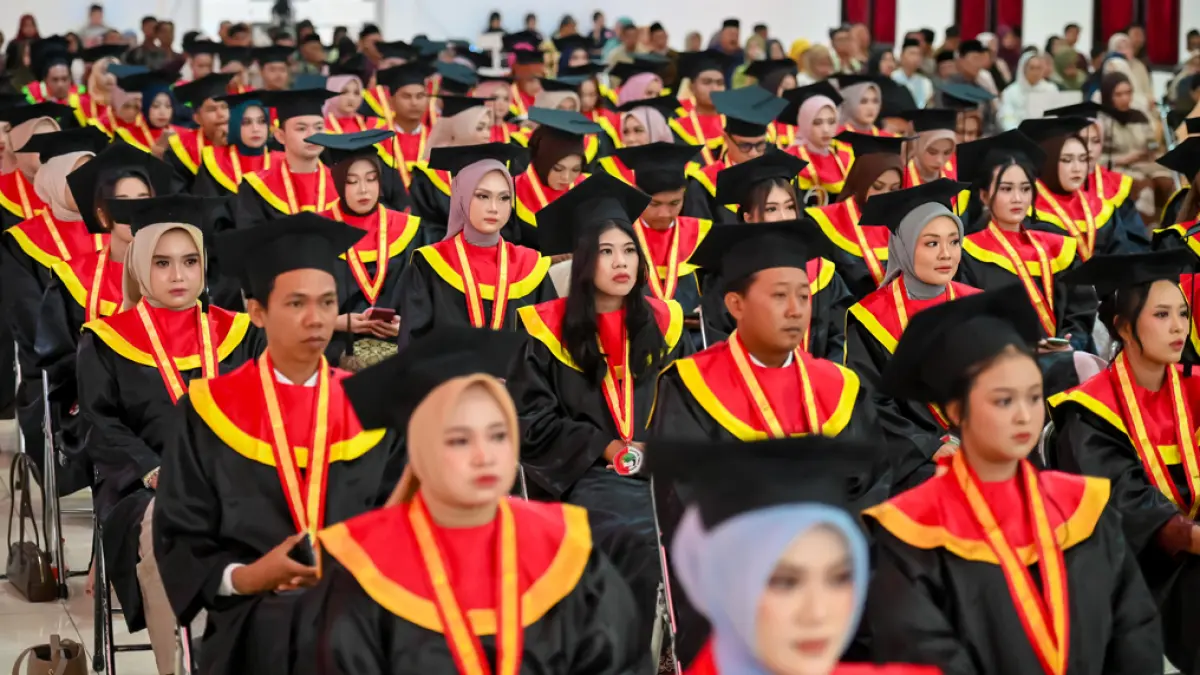 SARJANA BARU: Ratusan sarjana Untag 1945 Banyuwangi menjalani wisuda di auditorium setempat, Sabtu (25/4). (Ramada Kusuma/Radar Banyuwangi)