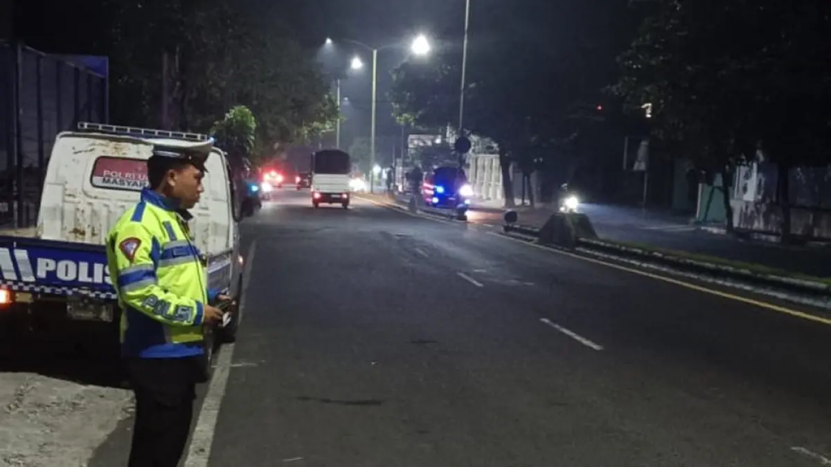 TANDAI TKP: Petugas Satlantas Banyuwangi turun ke lokasi kecelakaan yang menewaskan lansia di depan Toko CV Mitra Bangunan Jaya, Kelurahan Kebalenan, Jumat (24/4) pukul 20.45. (Satlantas Polresta Banyuwangi)