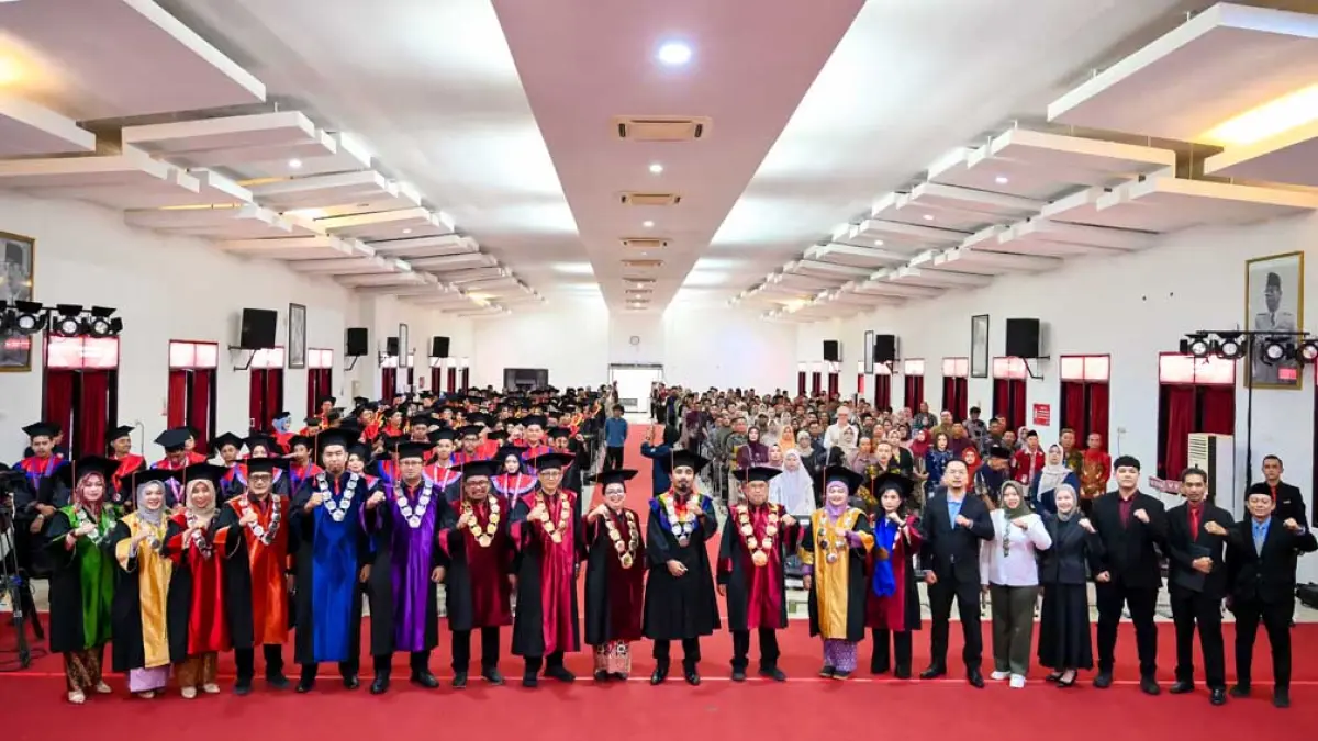 PENERUS BANGSA: Rektor Untag Banyuwangi bersama jajaran, Ketua Perpenas Yunita Iliana, Direktur Badan Pelaksana Harian Perpenas Fariz Hilman Perdana, bersama para wisudawan dan orang tua wali saat prosesi wisuda Sabtu (25/4). (Ramada Kusuma/Radar Banyuwangi)
