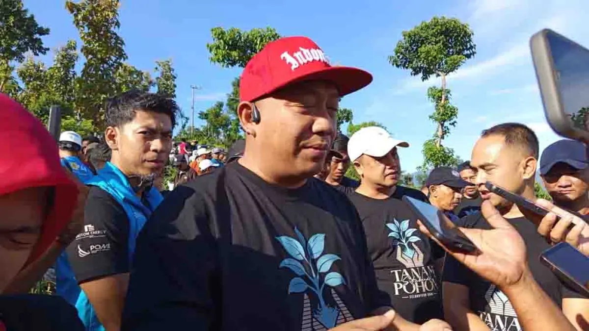 Bupati Situbondo Yusuf Rio Wahyu Prayogo ajak warga tanam pohon saat Hari Bumi 2026. Upaya ini untuk cegah banjir dan jaga kelestarian lingkungan. (situbondokab.go.id)