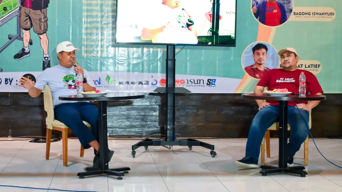 DISKUSI BOLA: Legenda sepak bola Banyuwangi berkumpul dalam acara “90 Menit Banyuwangi” di Café Hedon, Sabtu (25/4). (Ramada Kusuma/Radar Banyuwangi)
