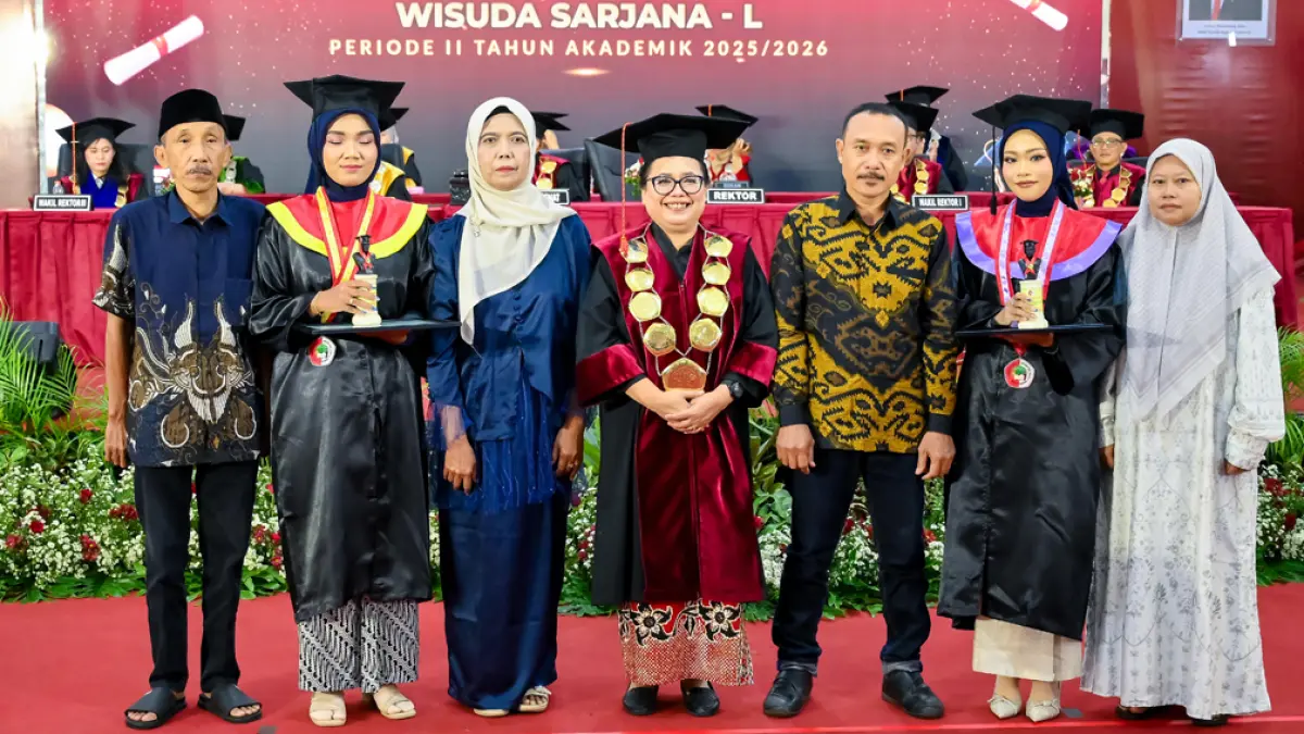 MEMBANGGAKAN: Rektor Untag Banyuwangi Yovita Vivianty Indriadewi Atmadjaja bersama wisudawan berprestasi yang didampingi orang tua/wali wisudawan pada rangkaian prosesi wisuda ke-50 di Kampus Untag, Jalan Adi Sucipto, Banyuwangi, Sabtu (25/5). (Ramada Kusuma/Radar Banyuwangi)