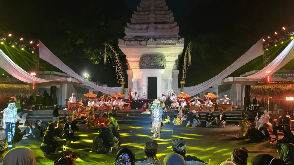 HIDUPKAN SENI: Ketika Drama Musikal dari Sanggar Joyokaryo yang bertajuk Pandome Urip Wajiwa sukses memukau ratusan penonton di Gesibu Banyuwangi, Sabtu malam (25/4). (Ksatria Raya/Radar Banyuwangi)
