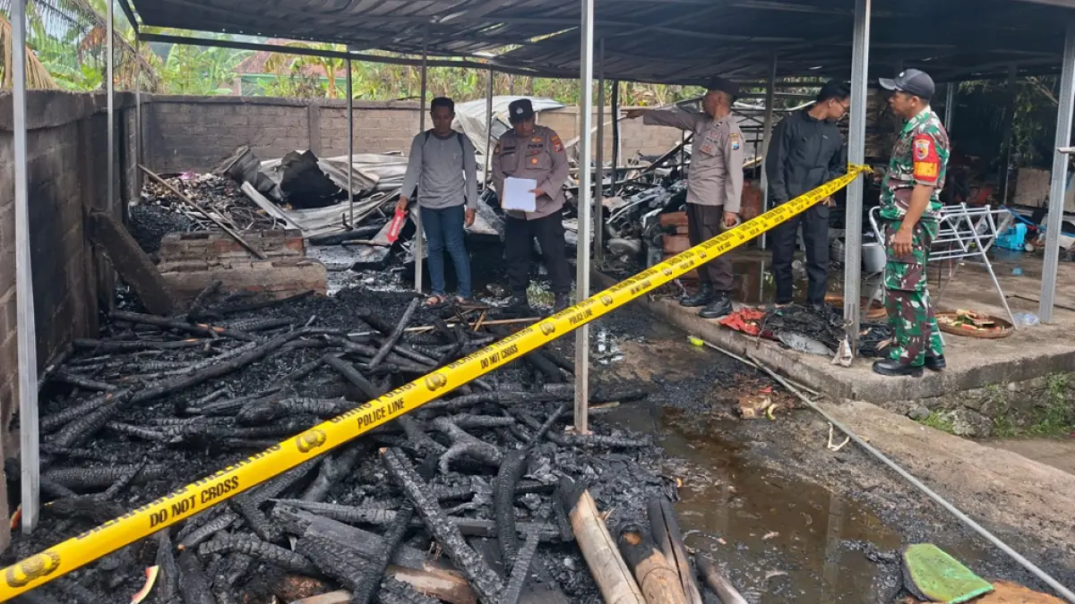 OLAH TKP: Anggota Polsek Tegaldlimo memeriksa dapur milik warga Dusun Sumberdadi Desa/Kecamatan Tegaldlimo yang terbakar, Minggu (26/4). (Sadimun for Radar Banyuwangi)