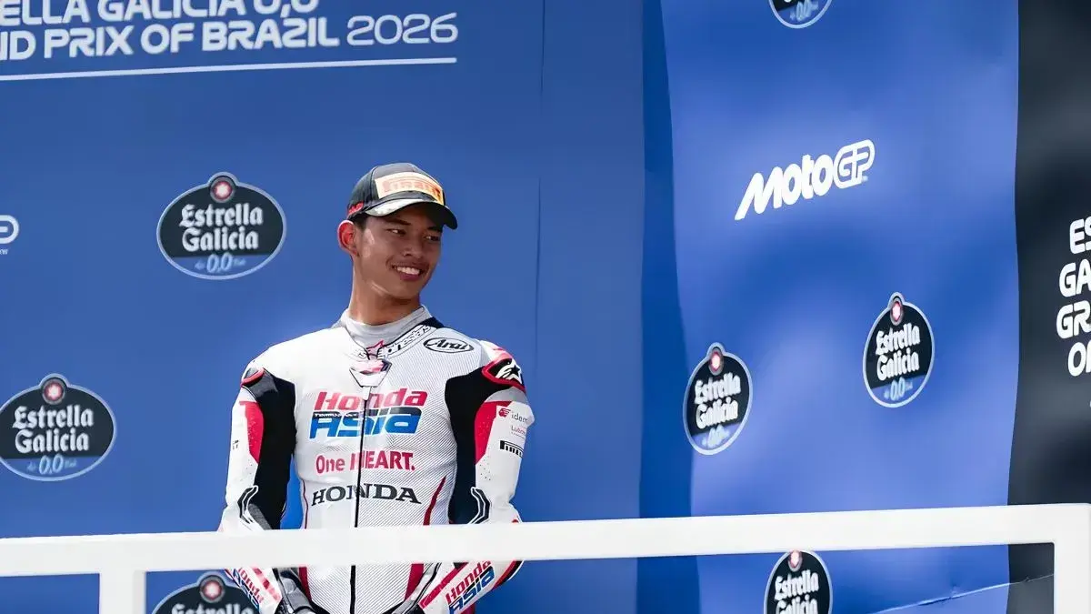 Pembalap Moto3 Indonesia Veda Ega Pratama saat berada di podium grand prix Brasil, Minggu (22/03/2026) lalu. (ANTARA/HO-MGPA)