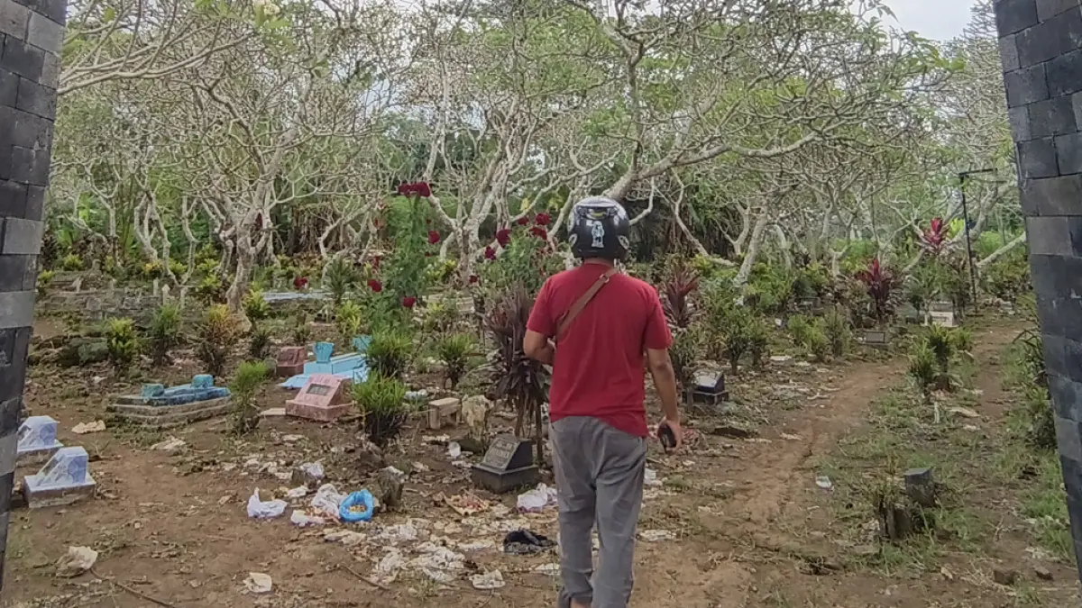 PERISTIRAHATAN TRERAKHIR: Jenazah mendiang Nur Hasanah dikebumikan di TPU Wringinrejo, Minggu (26/4). (Zamrozi Wahyu/Radar Banyuwangi)