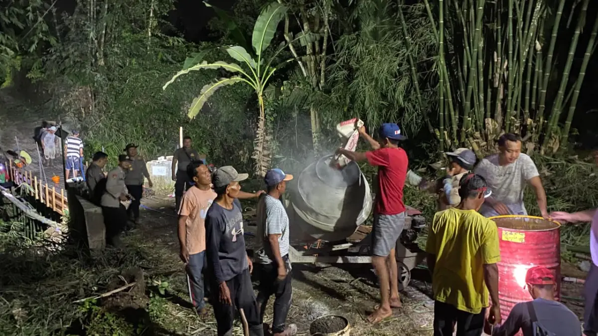 Polsek Sempu bersama warga bangun Jembatan Merah Putih di Gendoh Banyuwangi. (Istimewa)