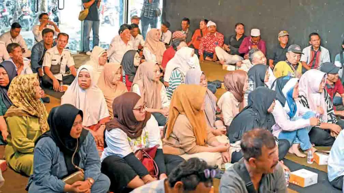 Sejumlah pedagang menghadiri sosialisasi penataan lapak Pasar Banyuwangi. Sosialiasi digelar di Gedung Juang 45 pada Rabu (15/4) lalu. (Ramada Kusuma/Radar Banyuwangi)