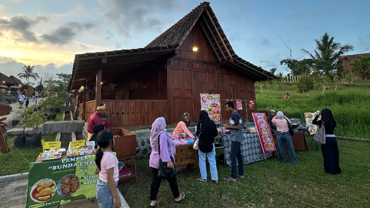 Senja di AWT Banyuwangi hadirkan wisata sunset, kuliner, seni, dan musik. Tiket Rp10 ribu sudah termasuk voucher belanja. (banyuwangitourism.com)