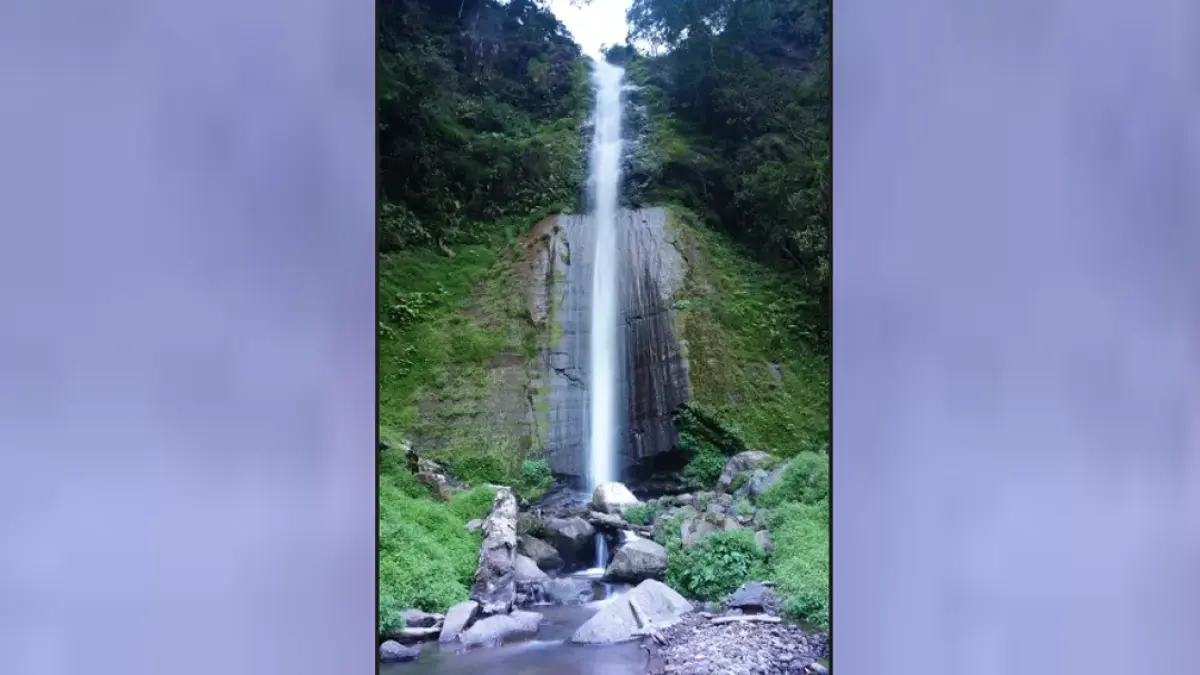 Air Terjun Tancak Kembar Pakem di Bondowoso tawarkan pesona alam dan mitos umur panjang. Namun akses ekstrem butuh persiapan matang. (traveloka)