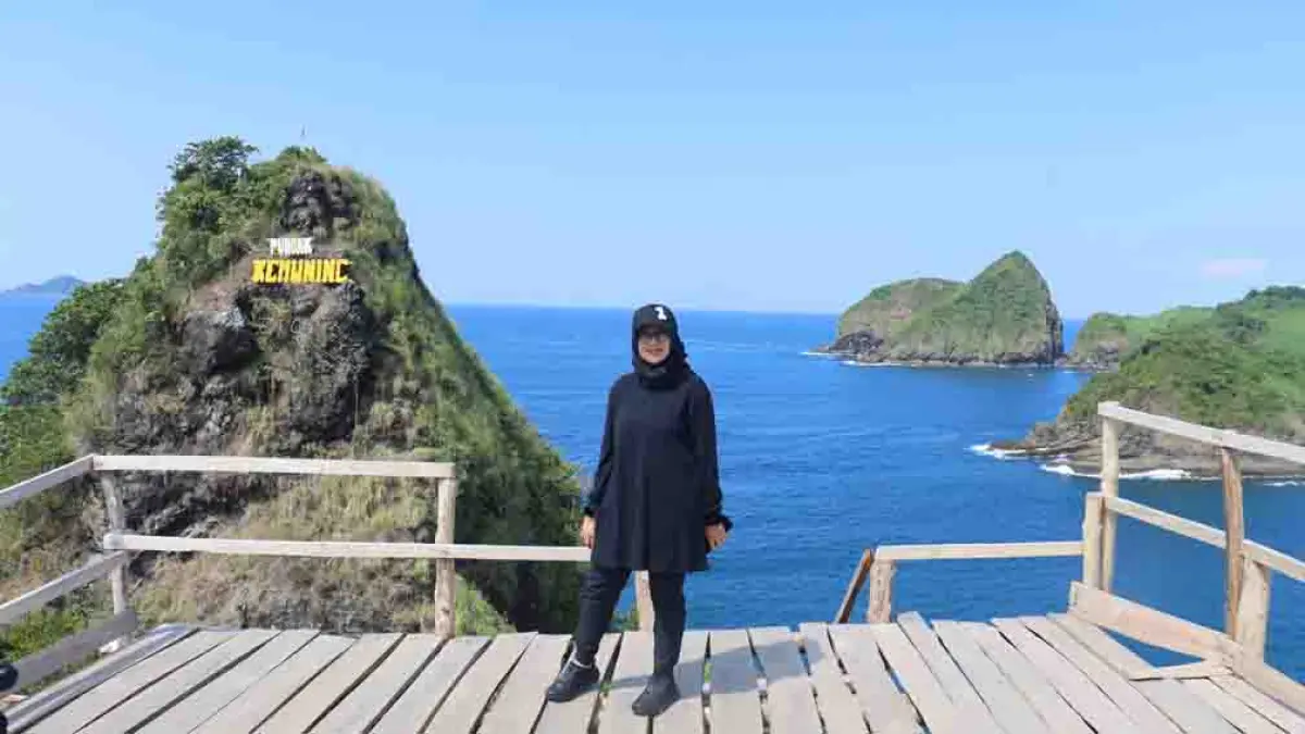Bupati Banyuwangi Ipuk Fiestiandani menikmati Pulau Bedil yang berada di Perairan Pancer, Desa Sumberagung, Kecamatan Pesanggaran. (banyuwangikab.go.id)
