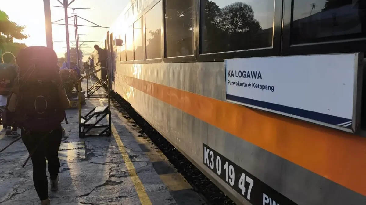 Kereta Api Logawa rute Ketapang (Banyuwangi)-Purwokerto PP kini hadir dengan tambahan kereta eksekutif stainless steel mulai 28 April 2026. (Lugas Rumpakaadi/Radar Banyuwangi)