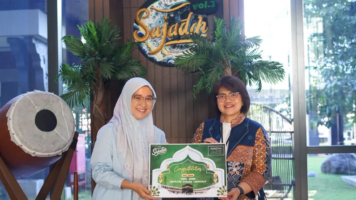 Kokoon Hotel Banyuwangi serahkan hadiah utama Umrah 12 hari kepada pemenang Sajadah Vol. 3. (Istimewa)