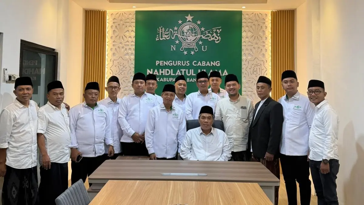 Waketum PBNU KH Zulfa Musthofa (duduk) usai berdiskusi dengan jajaran PCNU di kantor PCNU Banyuwangi, Minggu (26/4/2026) pukul 22.00 WIB. (Izul untuk Radar Banyuwangi)