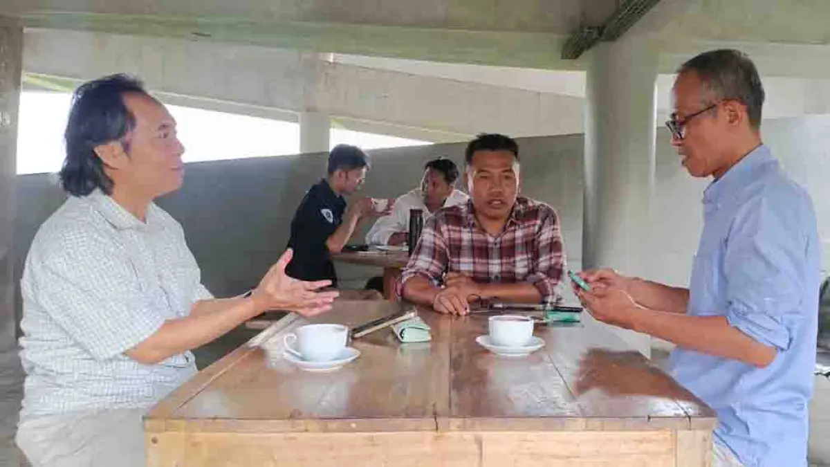 BAHAS SUMBER AIR: Direktur Utama PUDAM Abd Rahman (kanan) berbincang santai dengan Direktur JP-RaBa Samsudin Adlawi di lantai dasar gedung Grha Pena Jawa Pos Radar Banyuwangi, Senin (27/4). (Toha/Radar Banyuwangi)