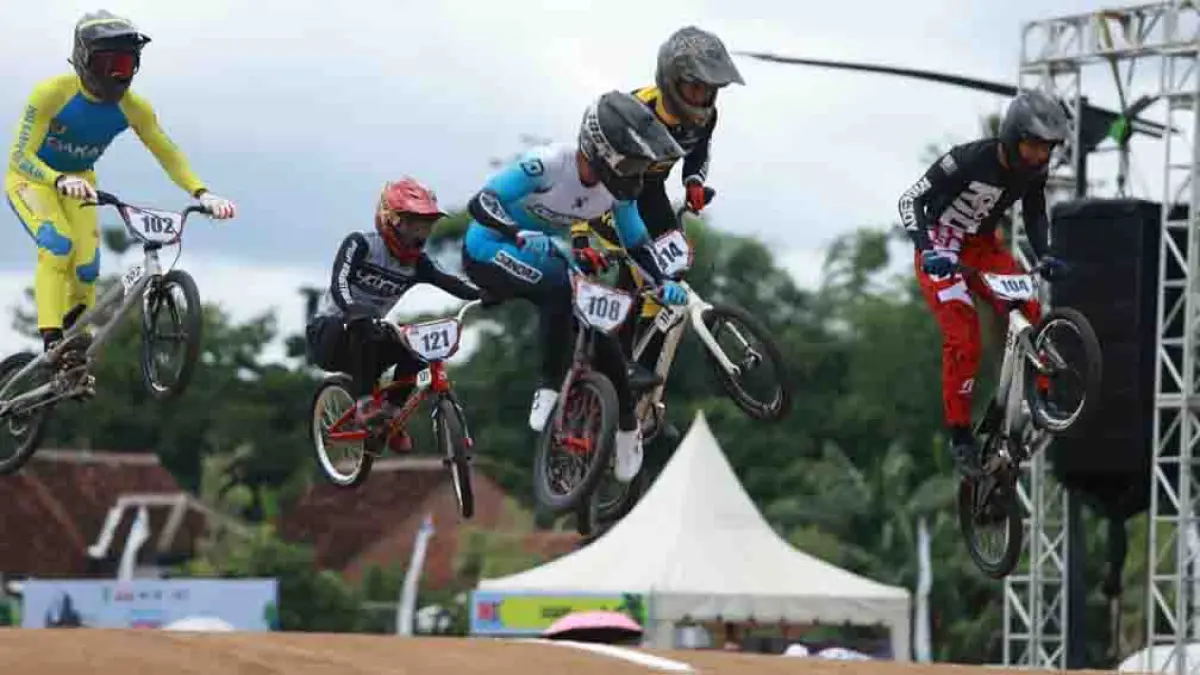 BERADU SKILL: Para pembalap mengikuti event Banyuwangi BMX Supercross yang digelar di sirkuit BMX Muncar tahun lalu. (Ramada Kusuma/Radar Banyuwangi)
