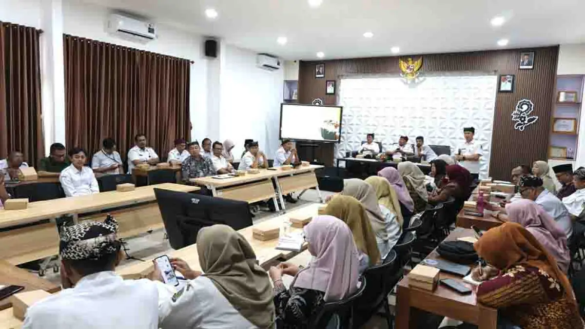 CARI SOLUSI: Forum Konsultasi Publik yang dihadiri sejumlah elemen pendidikan pada Rabu (22/4) juga membahas kerusakan kerusakan infrastruktur pendidikan di Banyuwangi. (Ksatria Raya/Radar Banyuwangi)