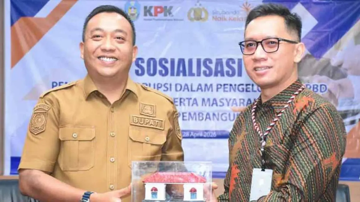 CINDERA MATA: Galih Pramana Natanegara dari Direktorat Pendidikan dan Peran Serta Masyarakat KPK RI (kanan) berfoto bersama Bupati Situbondo, Yusuf Rio Wahyu Prayogo di Aula II Pemkab Situbondo, Selasa (28/4). (Ahmad Rifa