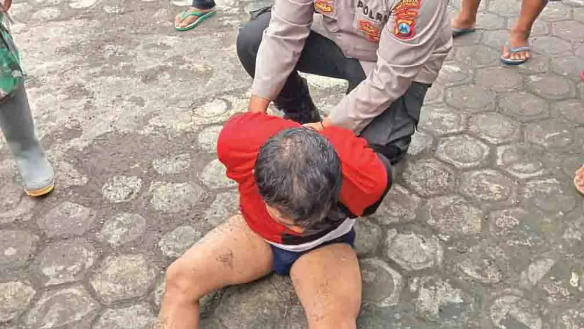 DIBEKUK: Anggota Polsek Purwoharjo mengamankan pencuri jeruk di Desa Bulurejo, Kecamatan Purwoharjo, pada Senin pagi (27/4). (Agus Suhartono for Radar Banyuwangi)