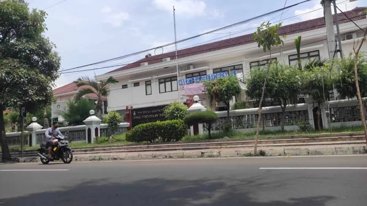GEDUNG BERTINGKAT: Seorang pengendara melintas di depan Kantor Dispendikbud Situbondo Jalan Madura, Krajan, Mimbaan, Kecamatan Panji, Selasa (28/4). (Ahmad Rifa
