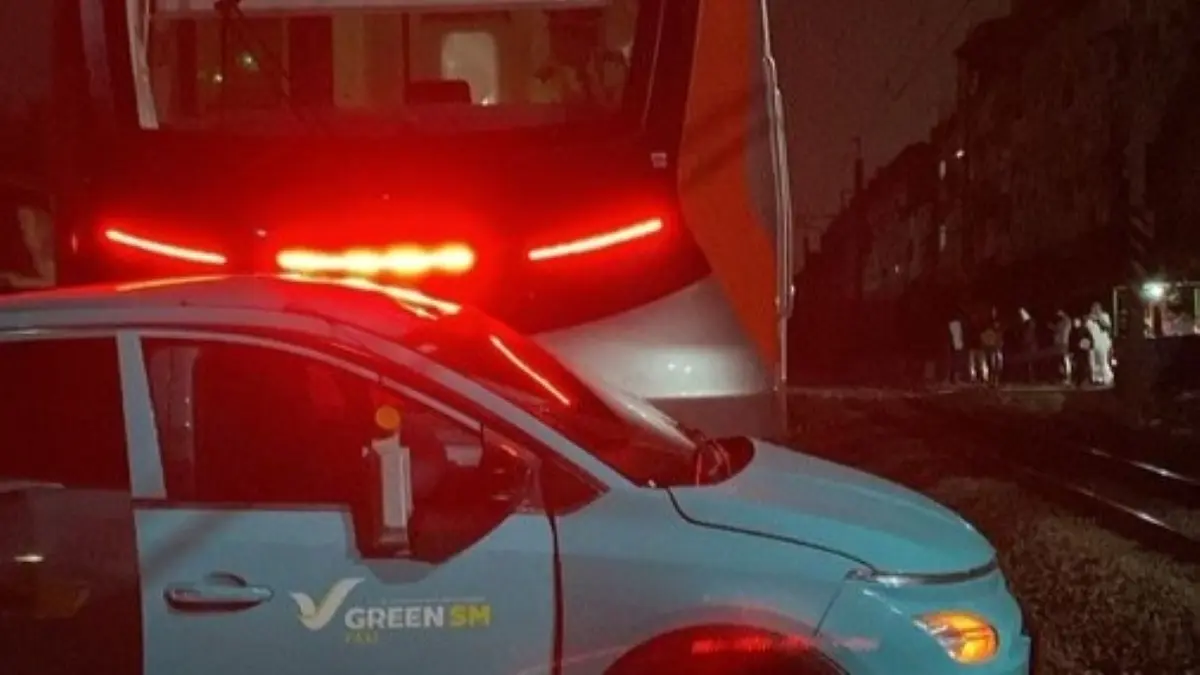 Green SM Indonesia buka suara soal kecelakaan taksi listrik dan kereta di Bekasi Timur. (X/@bisot)