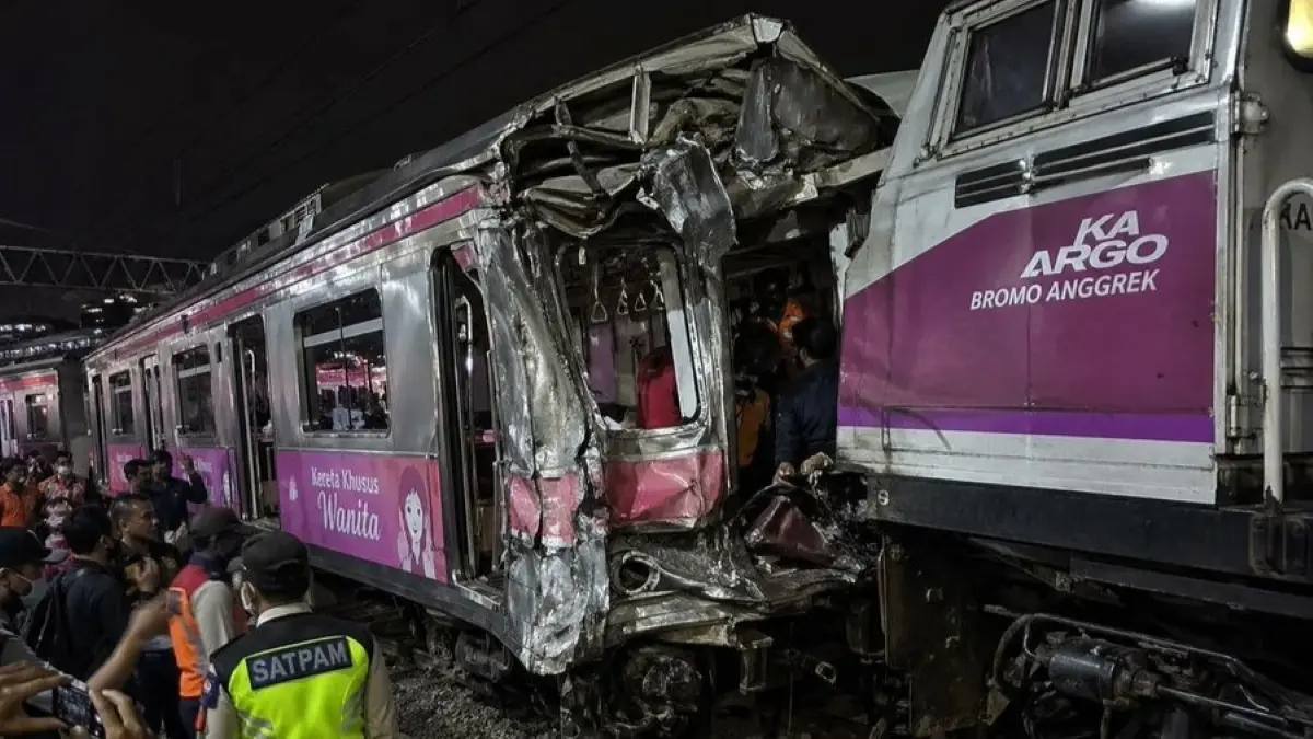 Insiden kecelakaan KRL Commuter Line dan Kereta Api Argo Bromo Anggrek di Stasiun Bekasi Timur memicu evakuasi besar-besaran. (X/@bisot)