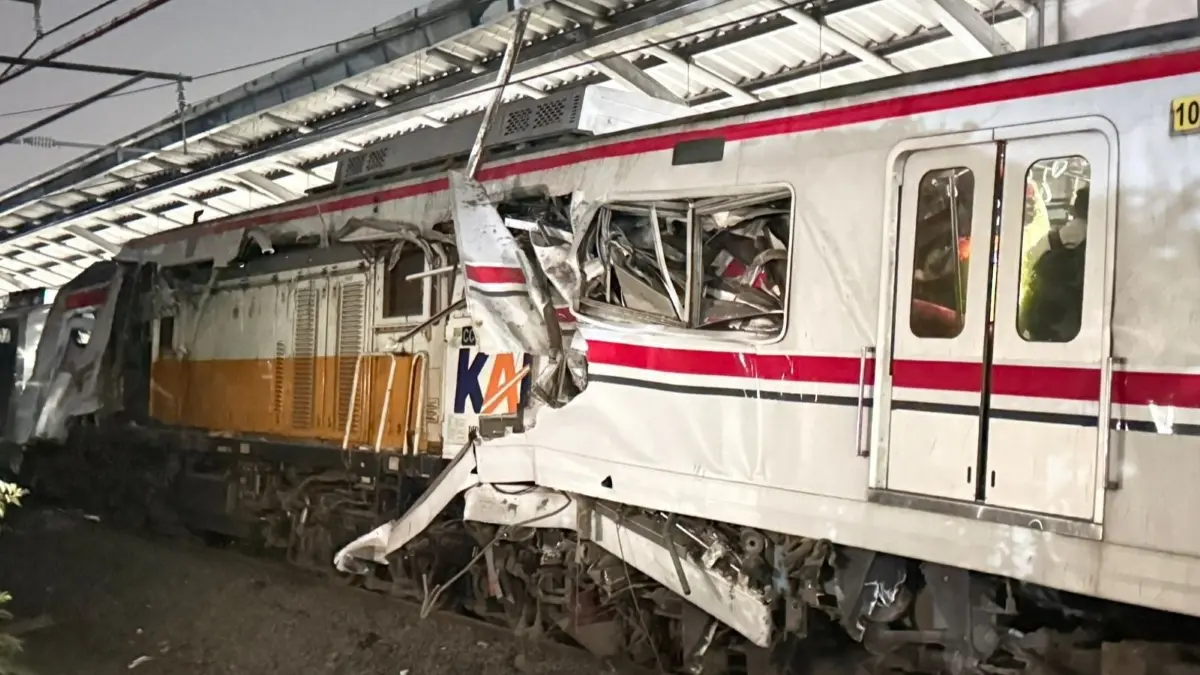 Insiden tabrakan Kereta Api Argo Bromo Anggrek dan KRL Commuter Line terjadi di Stasiun Bekasi Timur, Senin (27/4/2026) malam. (X/@bisot)