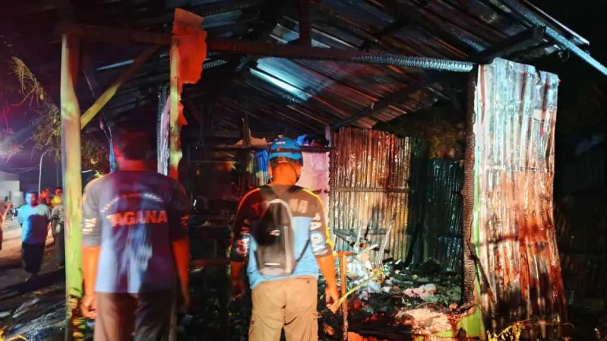 JINAKKAN API: Anggota Damkar Situbondo memadamkan api yang melahap warung nasi, di pinggir jalan Dusun Locancang, Desa Paowan, Kecamatan Panarukan, Senin malam (27/4). (Humaisi/Radar Situbondo)
