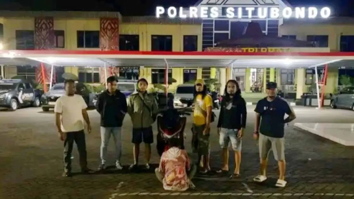 MEMBELAKANGI KAMERA: S, 33, warga Desa Jetis, Kecamatan Besuki, diringkus anggota Resmob Polres Situbondo, (28/4). (Humaidi/Radar Situbondo)
