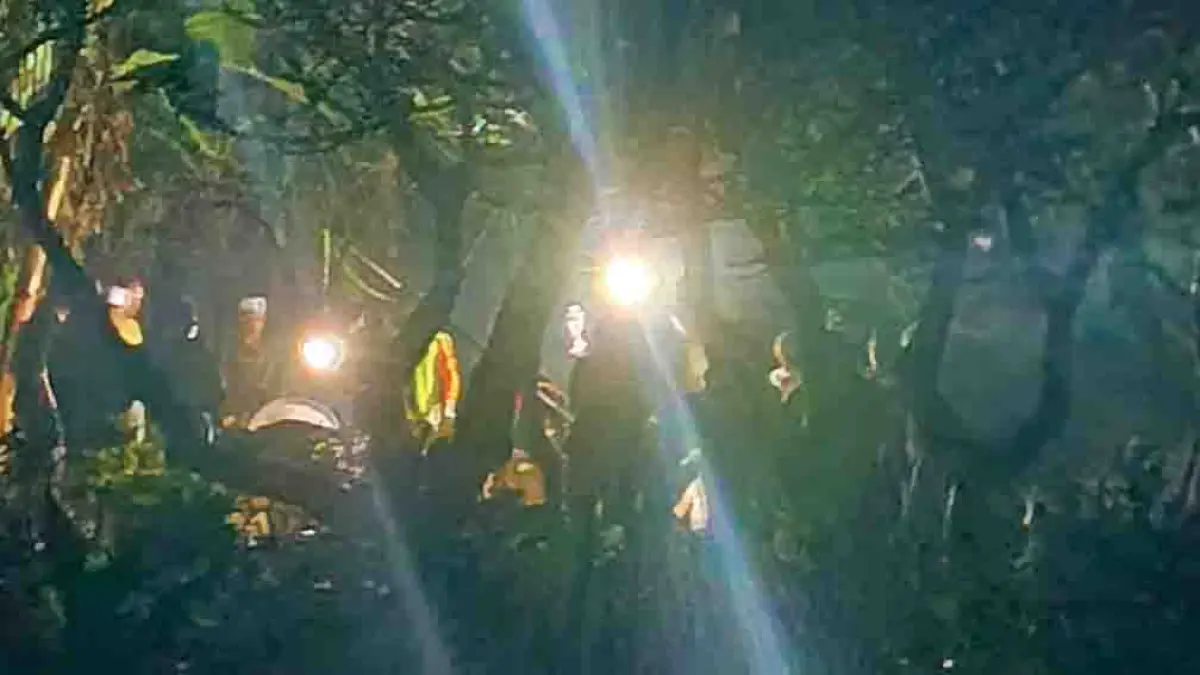 MENINGGALKAN DUKA: Proses pemakaman Sularni di TPU Wringinrejo pada Minggu malam (26/4). (Zamrozi Wahyu/Radar Banyuwangi)