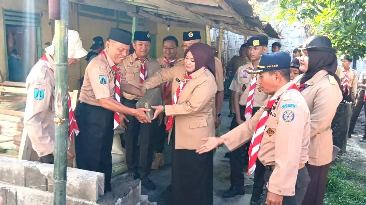 PEDULI SOSIAL: Ketua Kwarcab Pramuka Situbondo, Kak Ulfiyah, didampingi anggota Pramuka melakukan peletakan batu pertama pembangunan Rumah Tidak Layak Huni (RTLH) bagi masyarakat Situbondo. (Ahmad Rifa