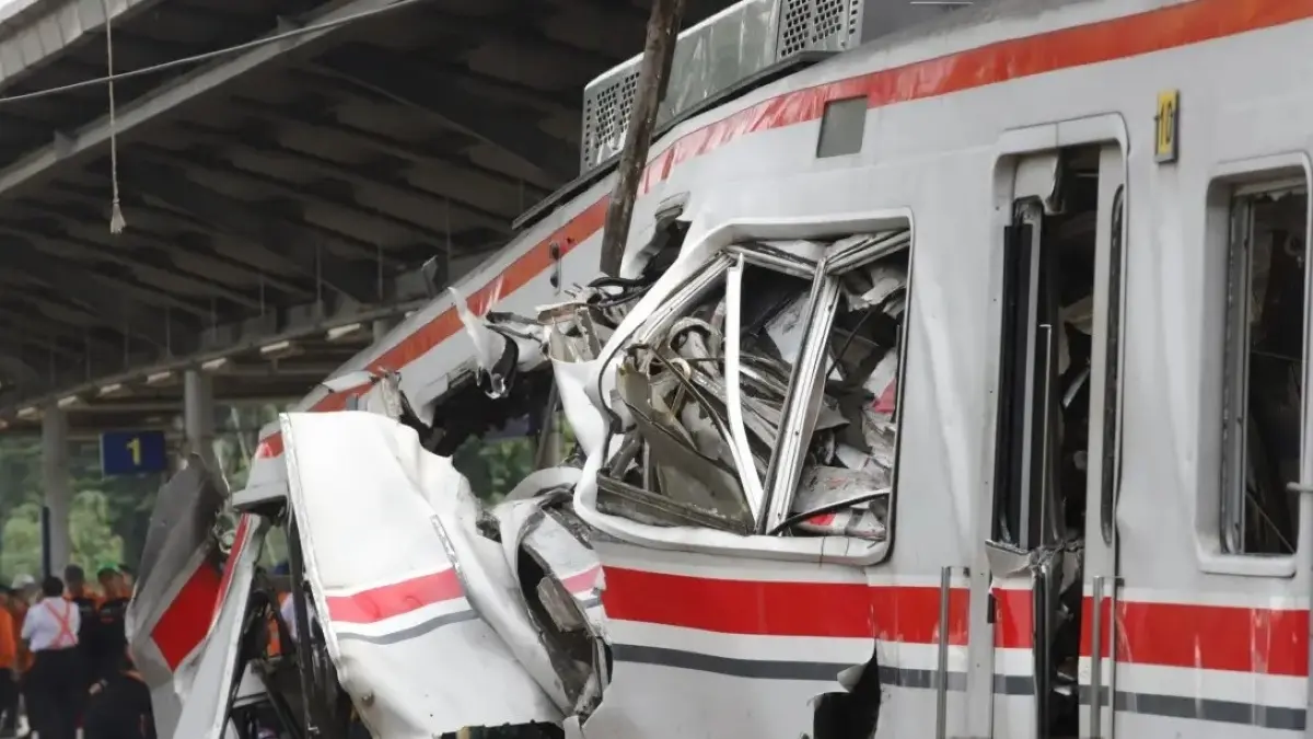 Pemerintah melalui Mendukbangga Wihaji menyiapkan trauma healing bagi korban tabrakan KRL dan KA Argo Bromo Anggrek di Bekasi Timur. (JawaPos.com)