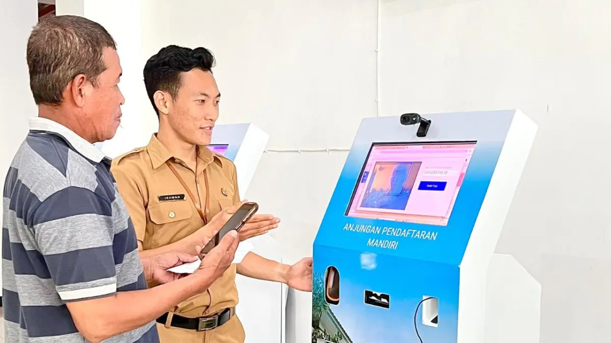 PERCEPAT PELAYANAN: Pasien melakukan pendaftaran secara mandiri di Anjungan Pasien Mandiri RSUD Blambangan.(Putri RSUD Blambangan untuk Raba)