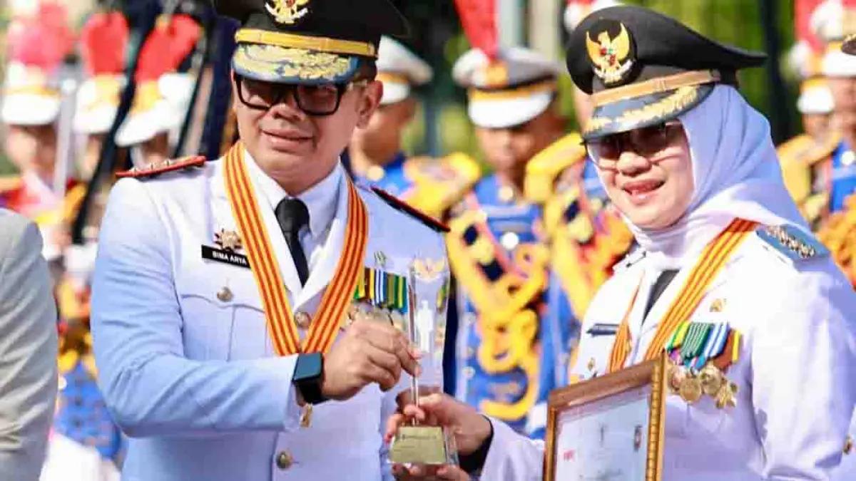 PERINGATAN OTONOMI DAERAH: Bupati Ipuk Fiestiandani menerima penghargaan peringkat pertama kategori kabupaten Kinerja Tinggi dari Wamendagri Bima Arya Sugiarto di Plaza Gedung A, Kantor Kemendagri, Jakarta, Senin (27/4). (Dini for Radar Banyuwangi)