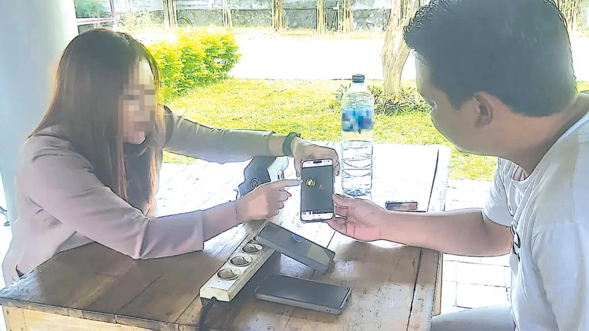 PERKARANYA SUDAH DIPUTUS: KR mengadu ke kantor Jawa Pos Radar Banyuwangi terkait kasus KDRT yang dilakukan SA beberapa waktu lalu. (Dok. Radar Banyuwangi)