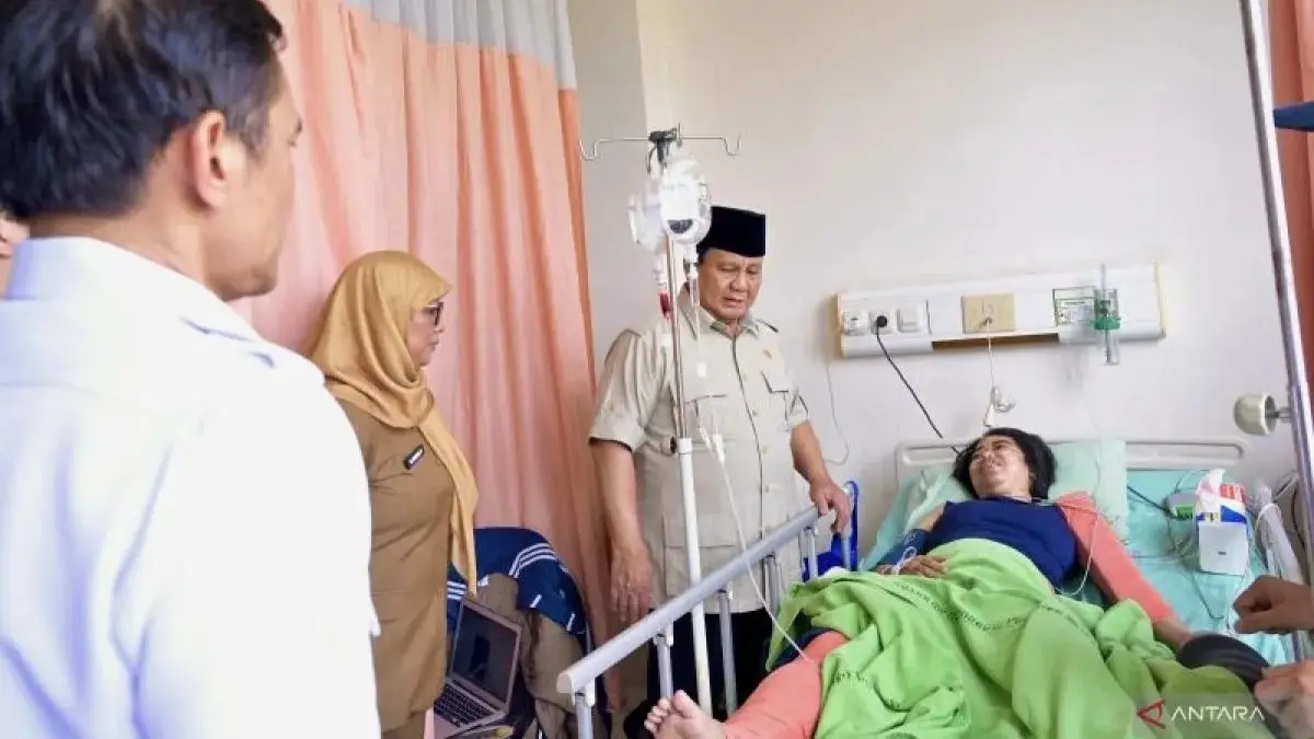 Presiden Prabowo menjenguk korban kecelakaan KA Argo Bromo dan KRL di RSUD Bekasi. (Antara)