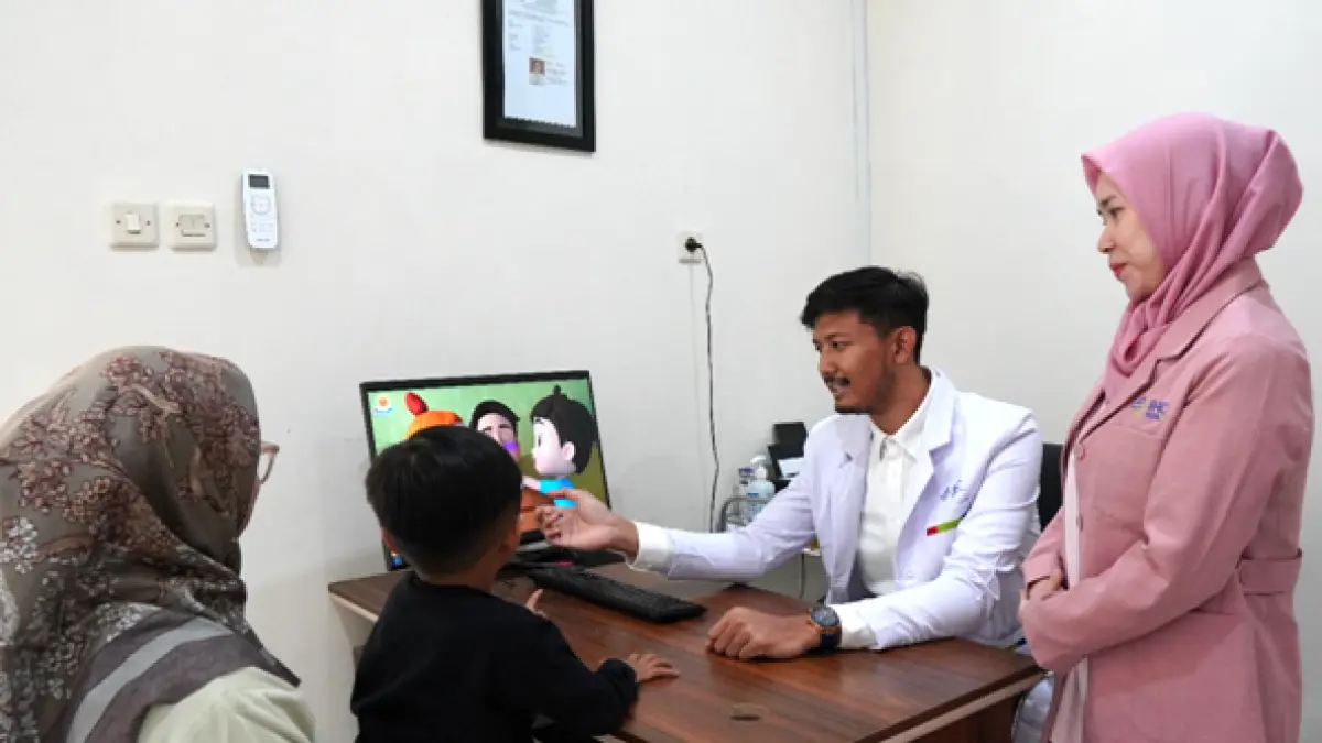 RAMAH: Dokter sedang melakukan edukasi kepada pasien anak sebelum melakukan vaksinasi di poliklinik spesialis anak RSU Bhakti Husada.(Rustida untuk Raba)