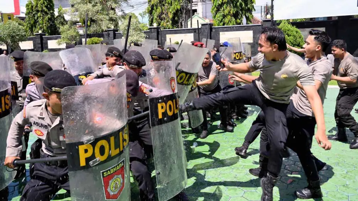 SIMULASI PENGAMANAN: Anggota Samapta mengikuti latihan pegendalian massa (dalmas) di halaman Mapolresta Banyuwangi, Selasa (28/4). (Ramada Kusuma/Radar Banyuwangi)