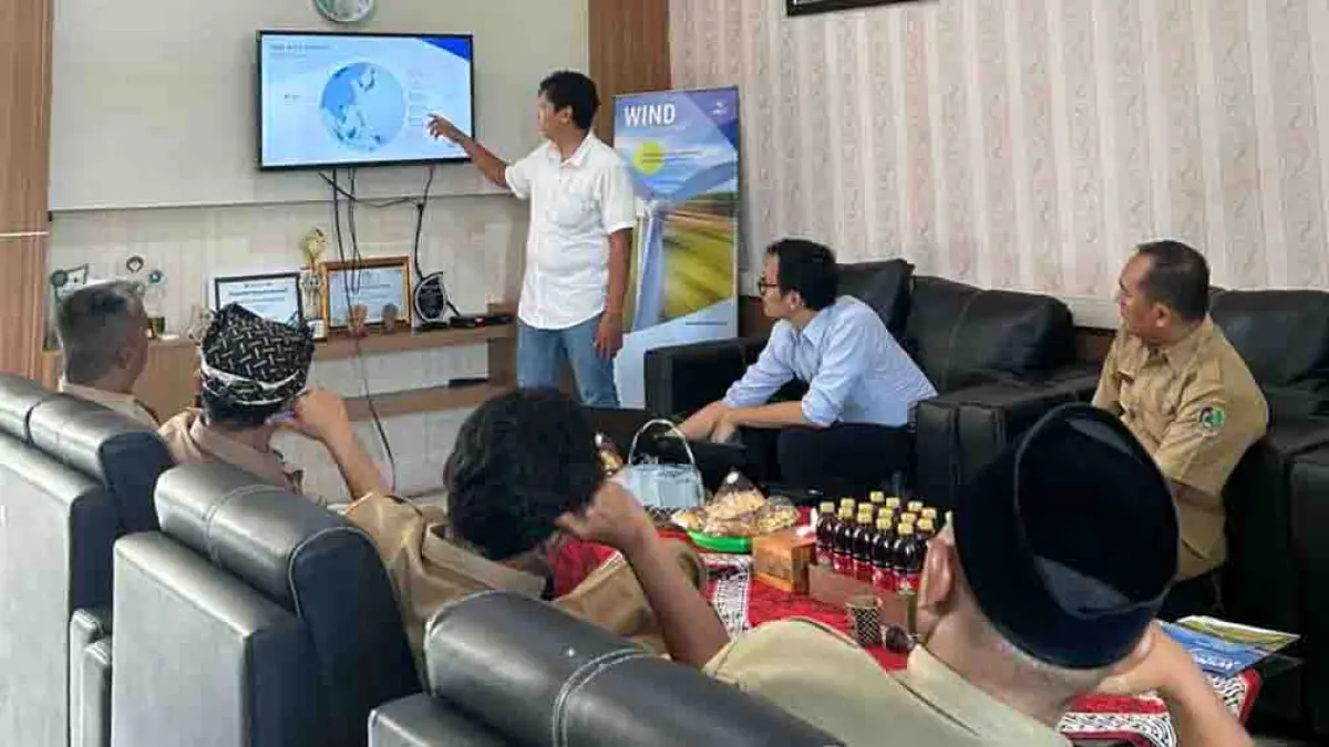 SOSIALISASI: Perwakilan pelaksana pembangunan Pembangkit Listrik Tenaga Bayu (PLTB) paparan di hadapan perwakilan Desa Bangsring, Bengkak dan Alasbuluh di kantor Kecamatan Wongsorejo, Senin (27/4). (Camat Wongsorejo for Radar Banyuwangi)