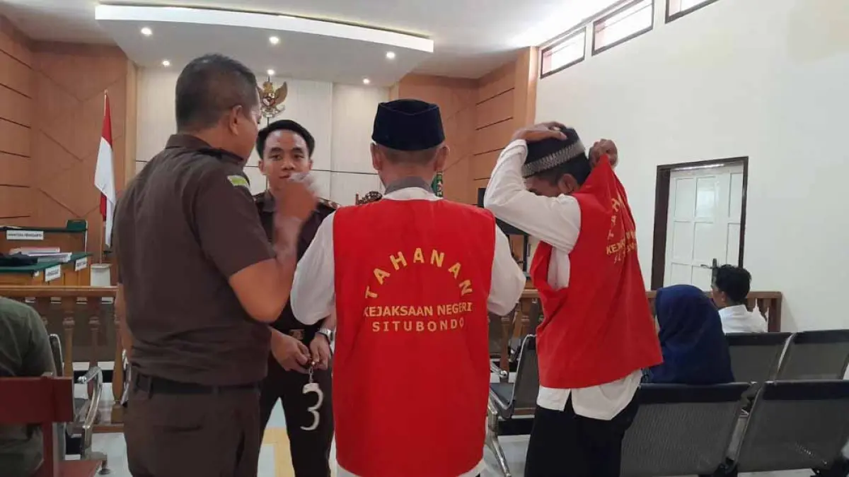 TERDAKWA: Dua pelaku dugaan penimbunan solar subsidi Agus Efendi dan Ahmad Roni di ruang sidang PN Situbondo, Selasa (28/4). (Humaidi/Radar Situbondo)