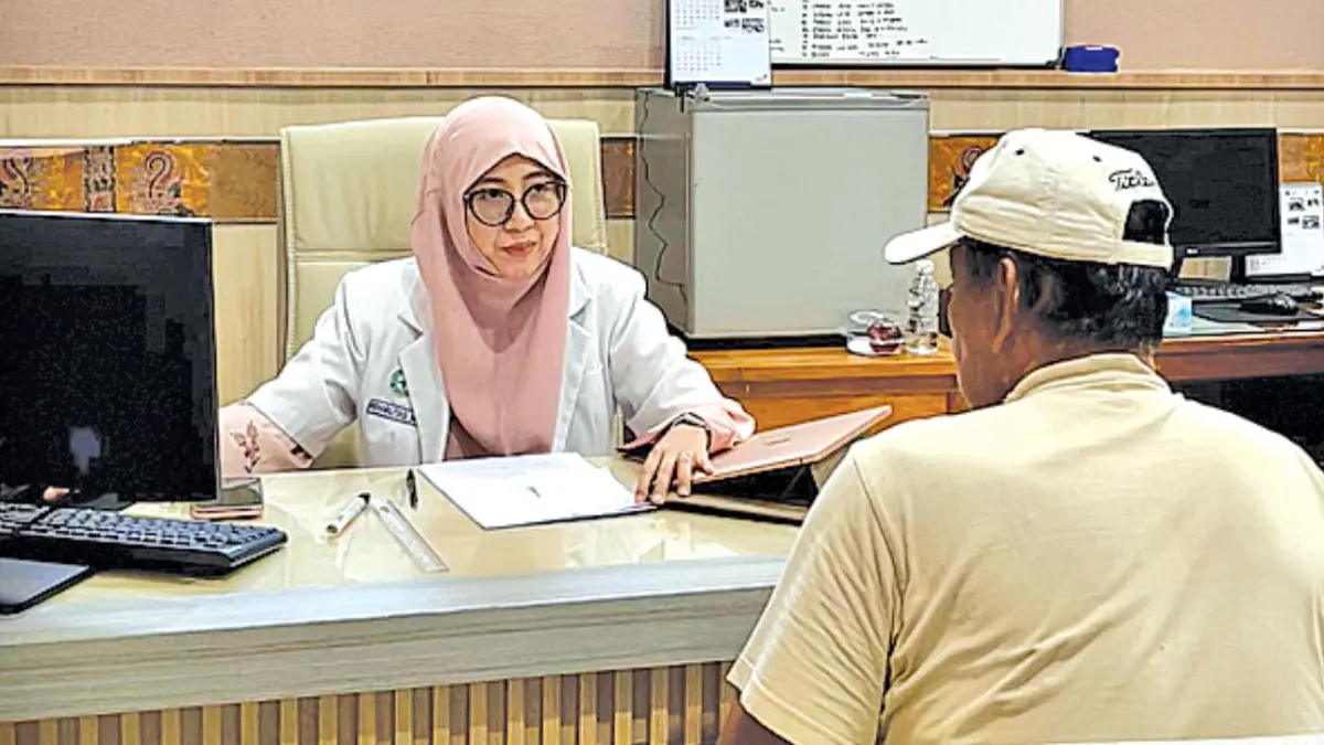 TINGKATKAN KUALITAS LAYANAN: Pemeriksaan pasien bersama dokter spesialis rehabilitasi medik. (RSI Fatimah untuk Raba)