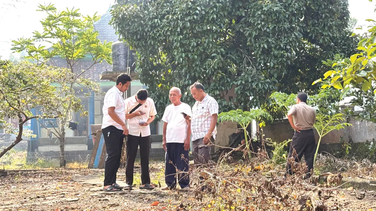 TKP: Jajaran Polsek Kalibaru saat mencari informasi terkait insiden kebakaran di rumah warga Dusun Terongan, Desa Kebonrejo, Kecamatan Kalibaru, Senin (27/4). (Salis Ali/Radar Banyuwangi)