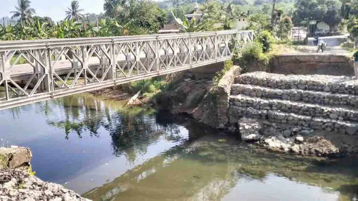 VITAL: Jembatan darurat di Dusun Sungailembu, Desa Sumberagung, Kecamatan Pesanggaran, Senin (27/4). (Arifin for Radar Banyuwangi)