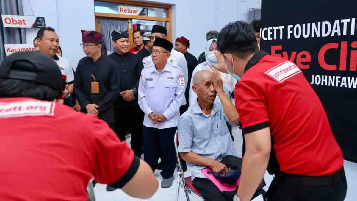 BERLANGSUNG 5 HARI: Sekkab Guntur Priambodo (udeng merah) didampingi Kepala Dinkes Banyuwangi Amir Hidayat meninjau pelaksanaan bakti sosial operasi katarak gratis di Markas PMI Banyuwangi pada Selasa (28/4). Baksos ini dijadwalkan berlangsung hingga Sabtu (2/5). (Dini for Radar Banyuwangi)